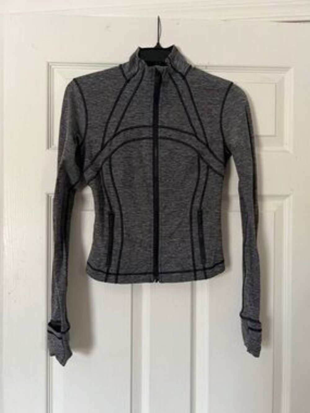 FLAWLESS  LULULEMON DEFINE GRAY AND BLACK CROPPED JACKET SIZE 6 - Picture 9 of 10